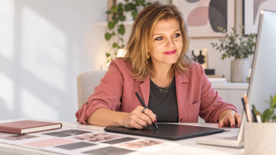 Designer créative au travail